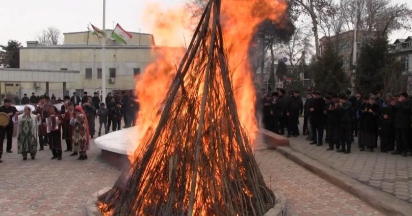 САДА-ПАДИДАИ ОЗОДАГӢ ВА СОЛИМӢ. Тоҷикон бо афрӯхтани оташ фасли баҳор ва гармию равшаниро даъват менамуданд