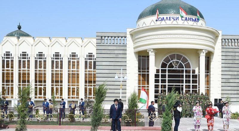 НИШАСТИ МАТБУОТӢ. Дар Коллеҷи ҷумҳуриявии санъати шаҳри Кӯлоб аз рӯйи 12 ихтисос ба донишҷӯён созҳои миллӣ таълим дода мешаванд