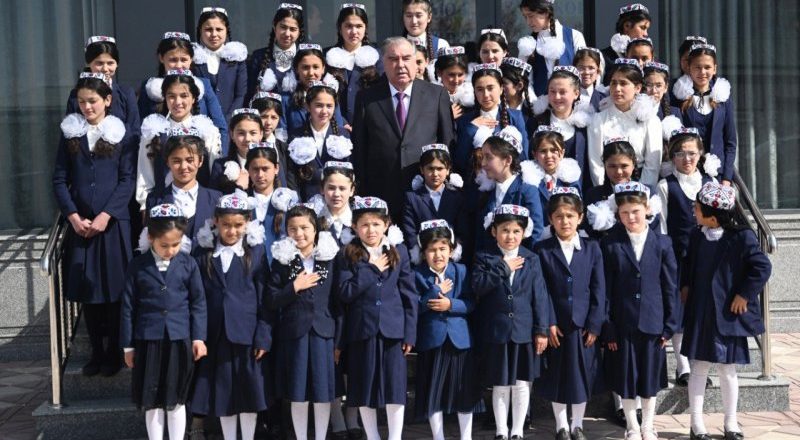 Пешвои миллат Эмомалӣ Раҳмон дар шаҳри Истаравшан ба ятимон туҳфаҳо тақдим намуданд