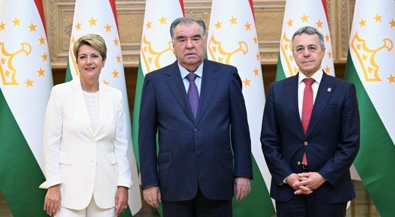 Пешвои миллат Эмомалӣ Раҳмон Вазири федералии корҳои хориҷӣ, Вазири федералии молия ва Раиси Бонки миллии Швейтсарияро ба ҳузур пазируфтанд.