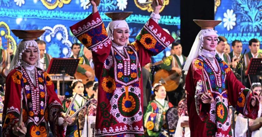 Андешаҳои Раҳмоналӣ Мирализода перомуни либоси миллӣ