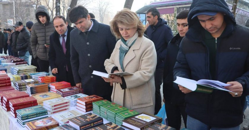 Намоиш-фурӯши китобҳои тозанашр бахшида ба «Рӯзи модар»