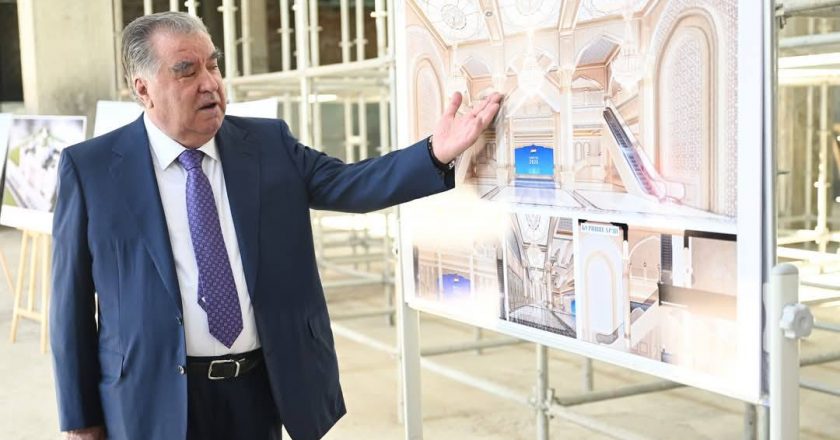 Пешвои миллат бо рафти корҳои сохтмон дар иншооти муҳими фарҳангӣ – Театри миллии Тоҷикистон шинос шуданд