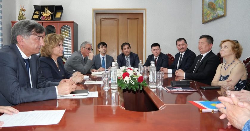 Мулоқоти вазири фарҳанг бо роҳбарони ҳайатҳои театрҳои иштирокчии «Наврӯз»