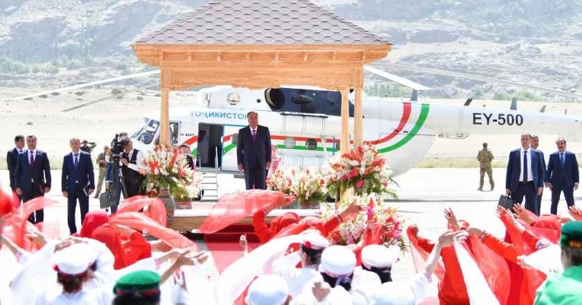 Истиқболи Пешвои миллат дар фурудгоҳи шаҳри Хоруғ