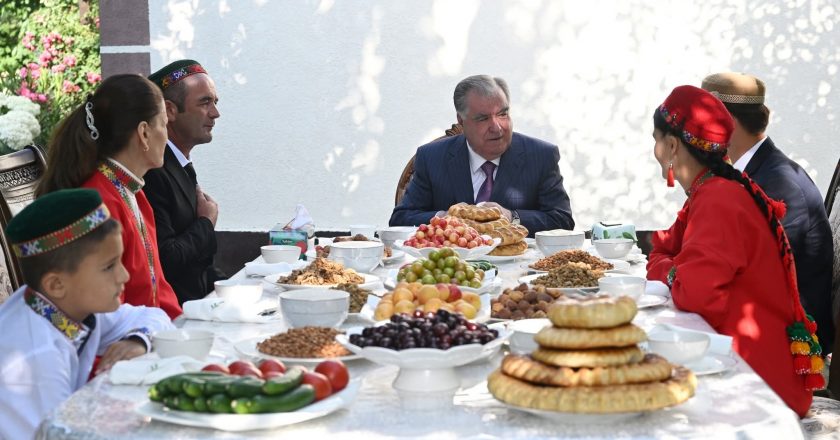 Боздид аз замини наздиҳавлигии сокини деҳаи Рӯшон Додихудо Додихудоев