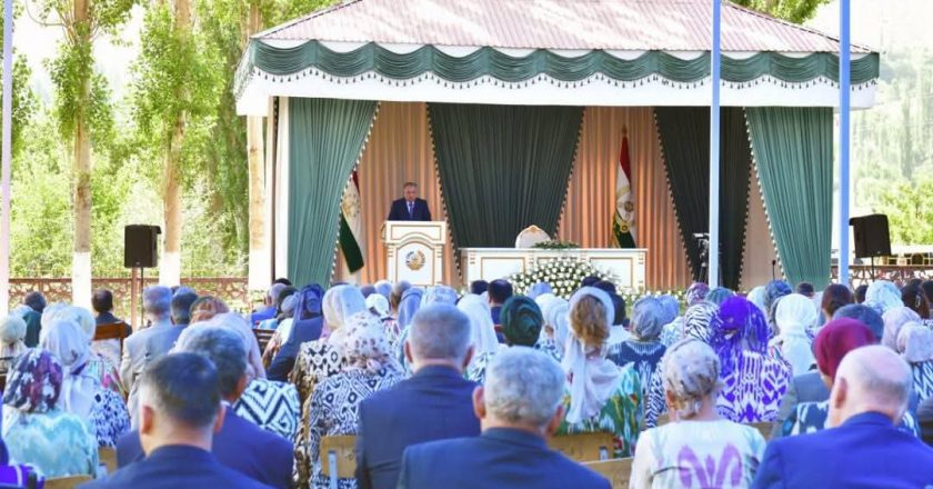 Пешвои миллат муҳтарам Эмомалӣ Раҳмон бо роҳбарону фаъолони ноҳияи Ванҷ мулоқот намуданд