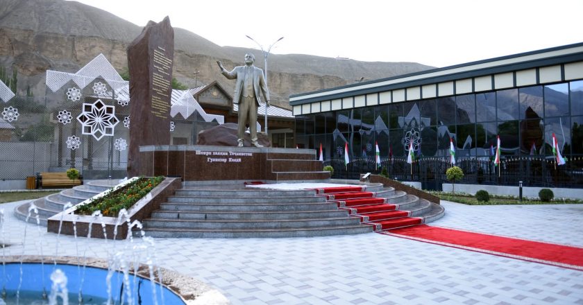 Ифтитоҳи Гулгашт ва муҷассамаи Шоири халқии Тоҷикистон Гулназар Келдӣ дар ноҳияи Айнӣ