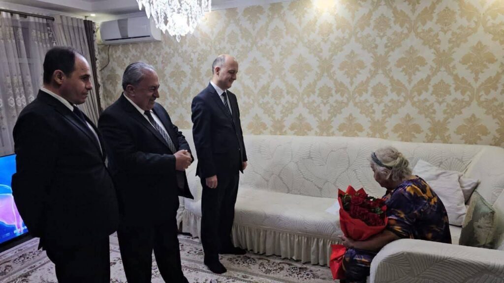 Аёдат ба муносибати ҷашни «Рӯзи Модар»