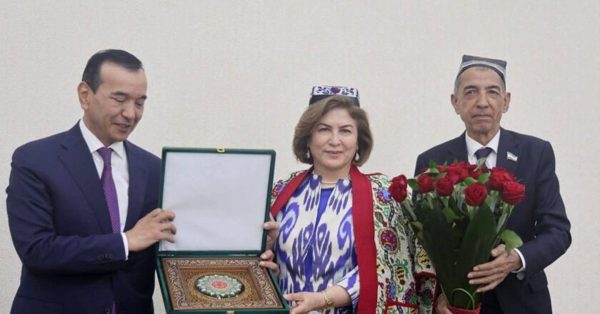 Нишасти се насл таҳти унвони «Дӯстии адабӣ — дӯстии абадӣ»