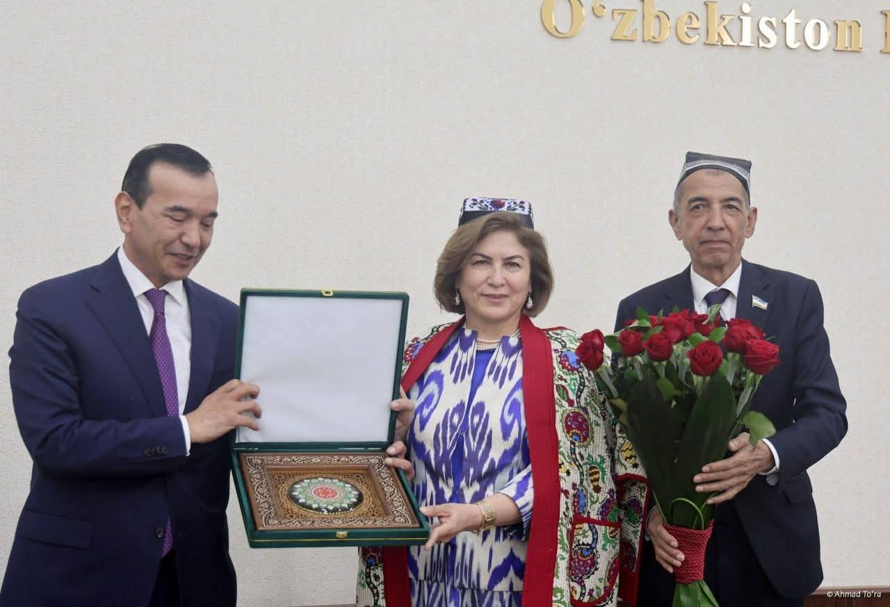 Нишасти се насл таҳти унвони «Дӯстии адабӣ — дӯстии абадӣ»